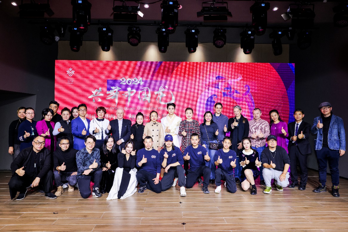 一群人在台上表演的人倒一边的照片
低可信度描述已自动生成