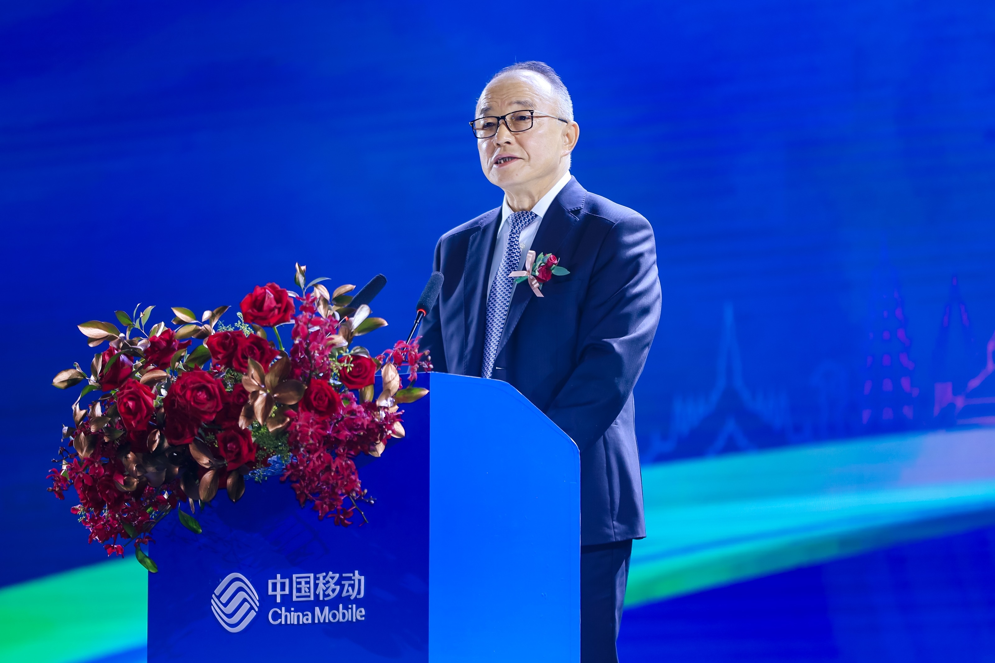 图片包含 游戏机, 舞台, 站, 男人
描述已自动生成