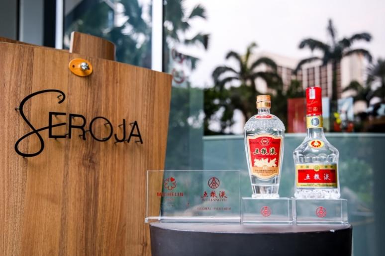 桌子上有一瓶酒

AI 生成的内容可能不正确。