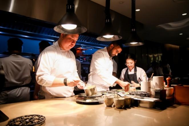 一群人在厨房里制作食物

AI 生成的内容可能不正确。